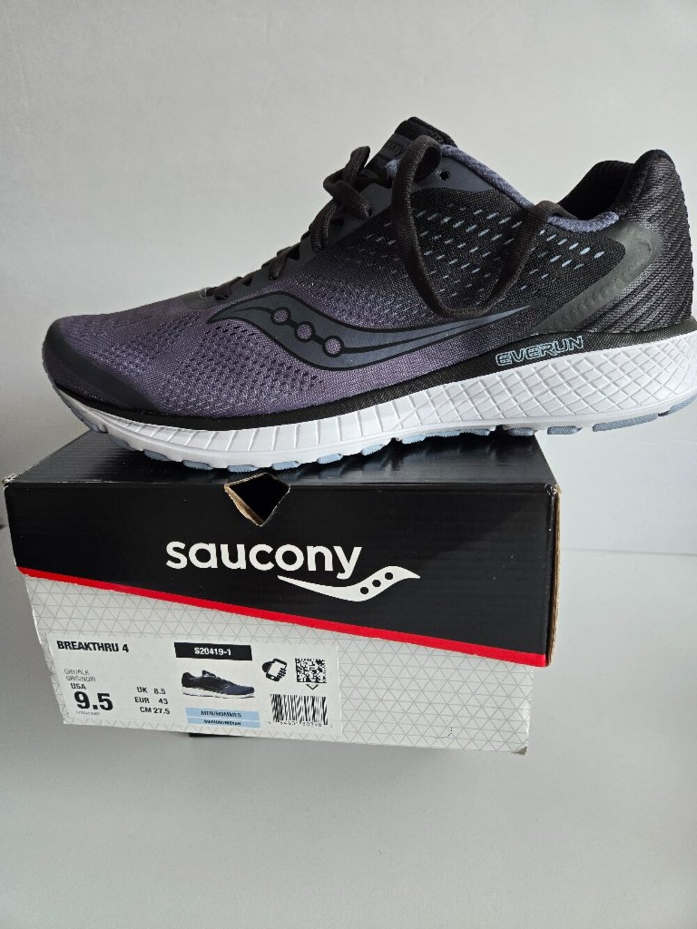 *NEW* "Men Saucony Breakthru 4 Cushioning US size 9.5